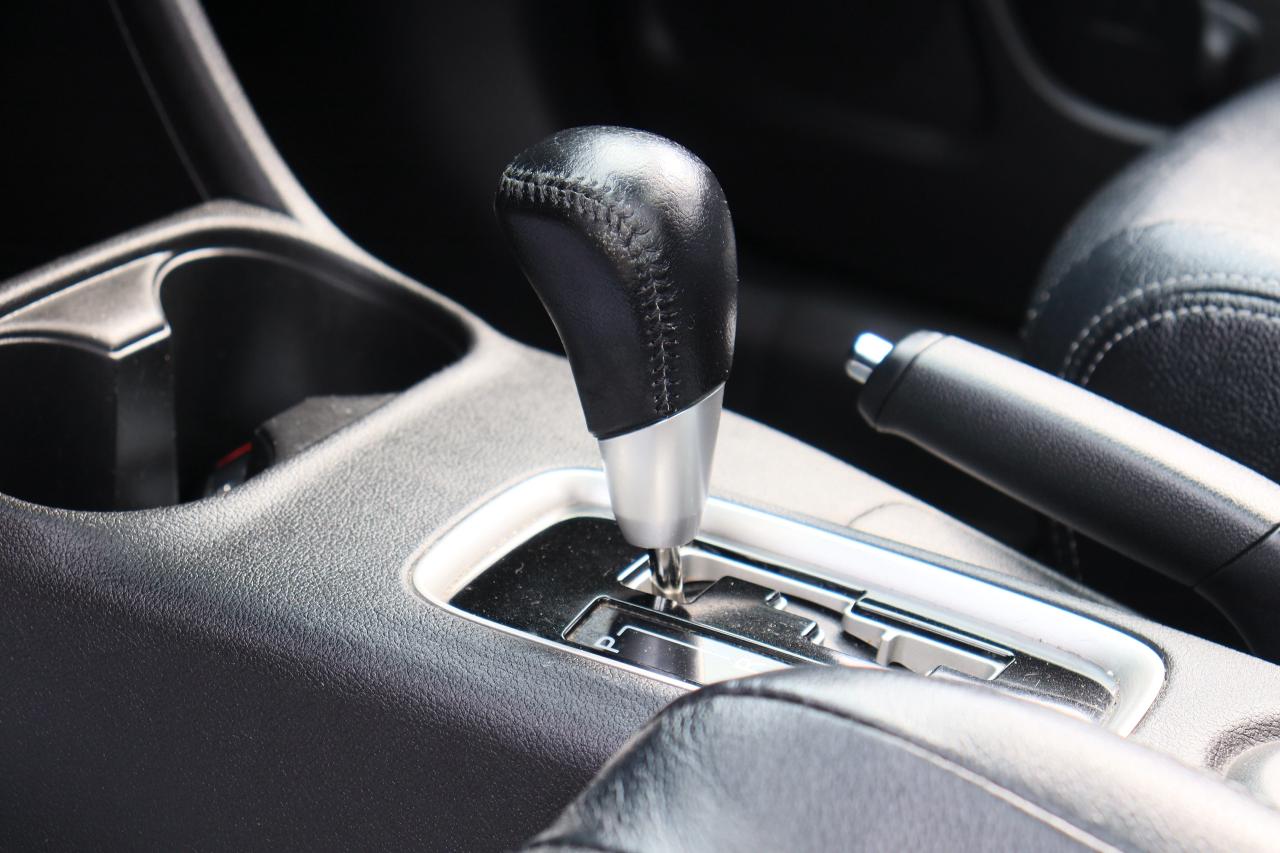 2016 Mitsubishi Outlander ES | AWC | Leather | Sunroof | Reverse Cam & More! Photo