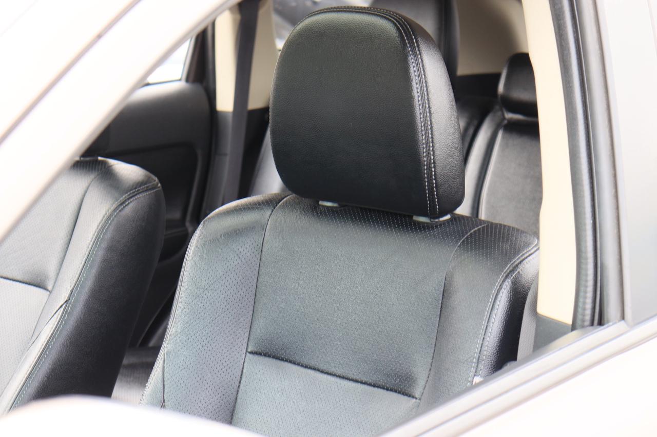 2016 Mitsubishi Outlander ES | AWC | Leather | Sunroof | Reverse Cam & More! Photo