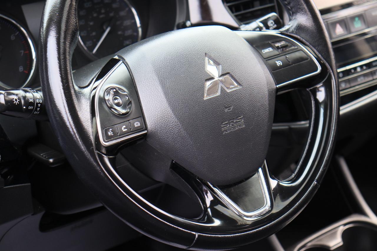 2016 Mitsubishi Outlander ES | AWC | Leather | Sunroof | Reverse Cam & More! Photo