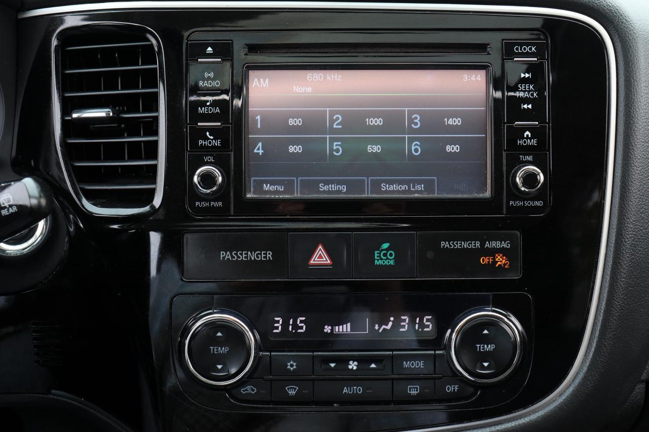 2016 Mitsubishi Outlander ES | AWC | Leather | Sunroof | Reverse Cam & More! Photo