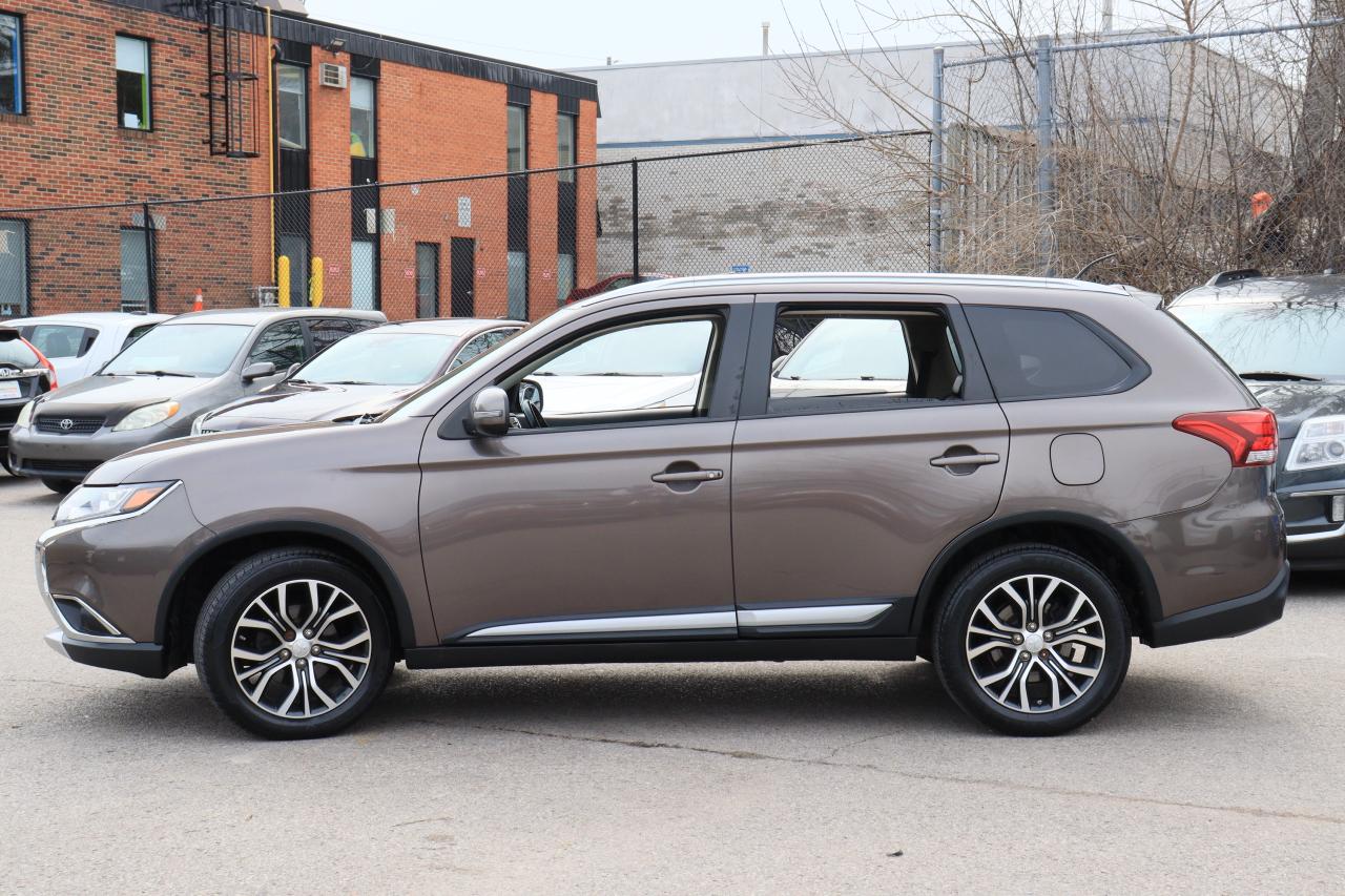 2016 Mitsubishi Outlander ES | AWC | Leather | Sunroof | Reverse Cam & More! Photo