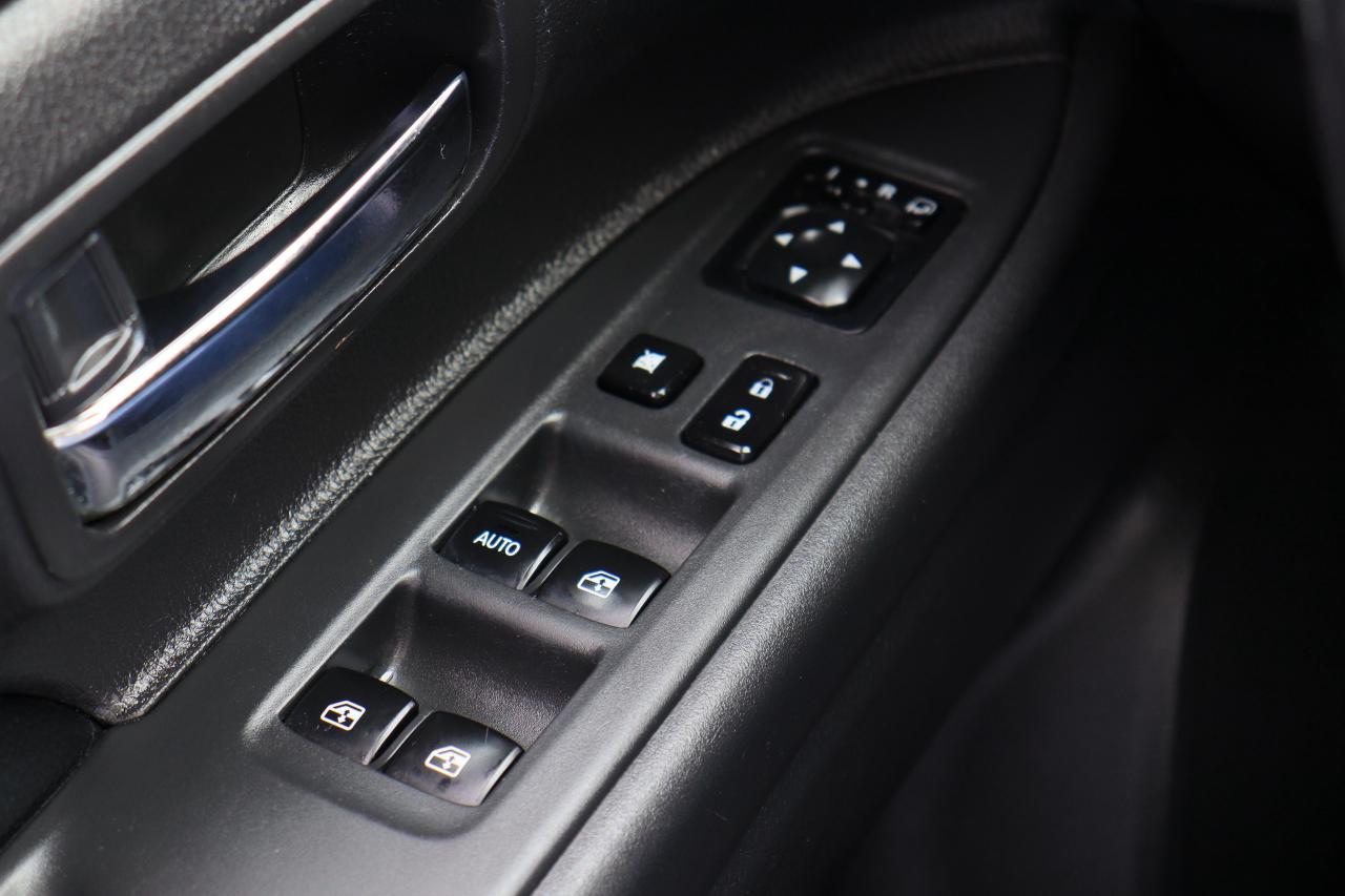 2016 Mitsubishi Outlander ES | AWC | Leather | Sunroof | Reverse Cam & More! Photo