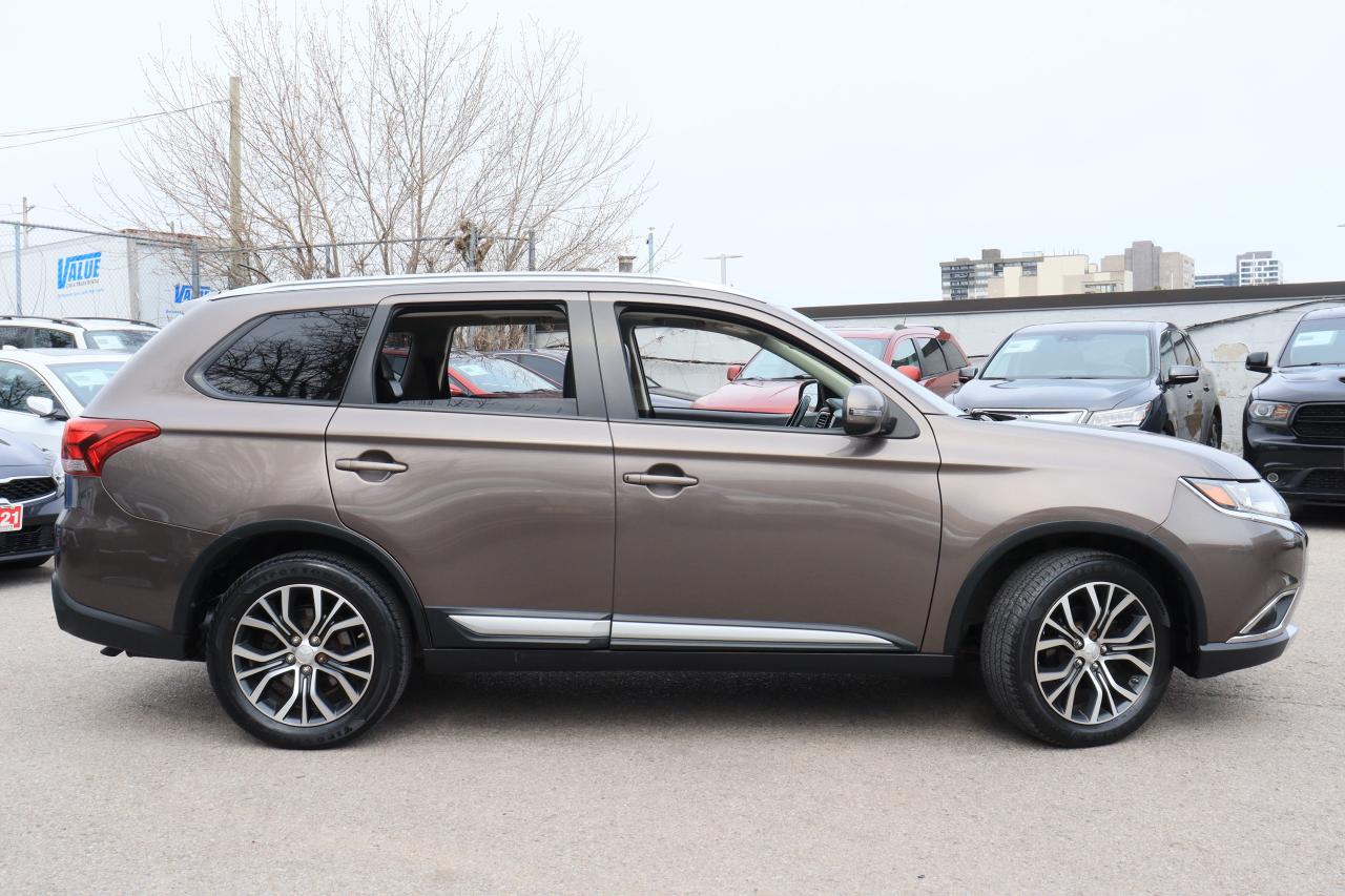 2016 Mitsubishi Outlander ES | AWC | Leather | Sunroof | Reverse Cam & More! Photo