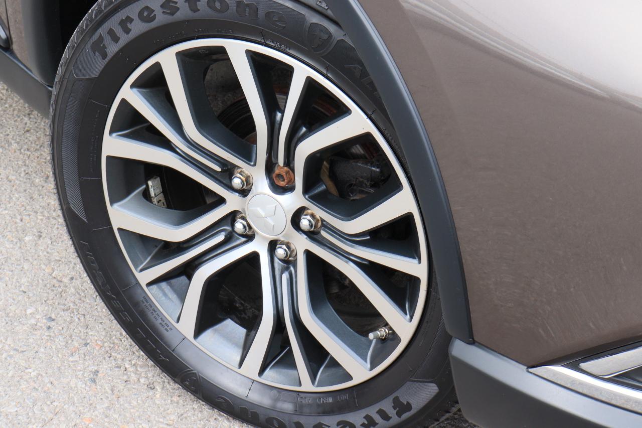 2016 Mitsubishi Outlander ES | AWC | Leather | Sunroof | Reverse Cam & More! Photo