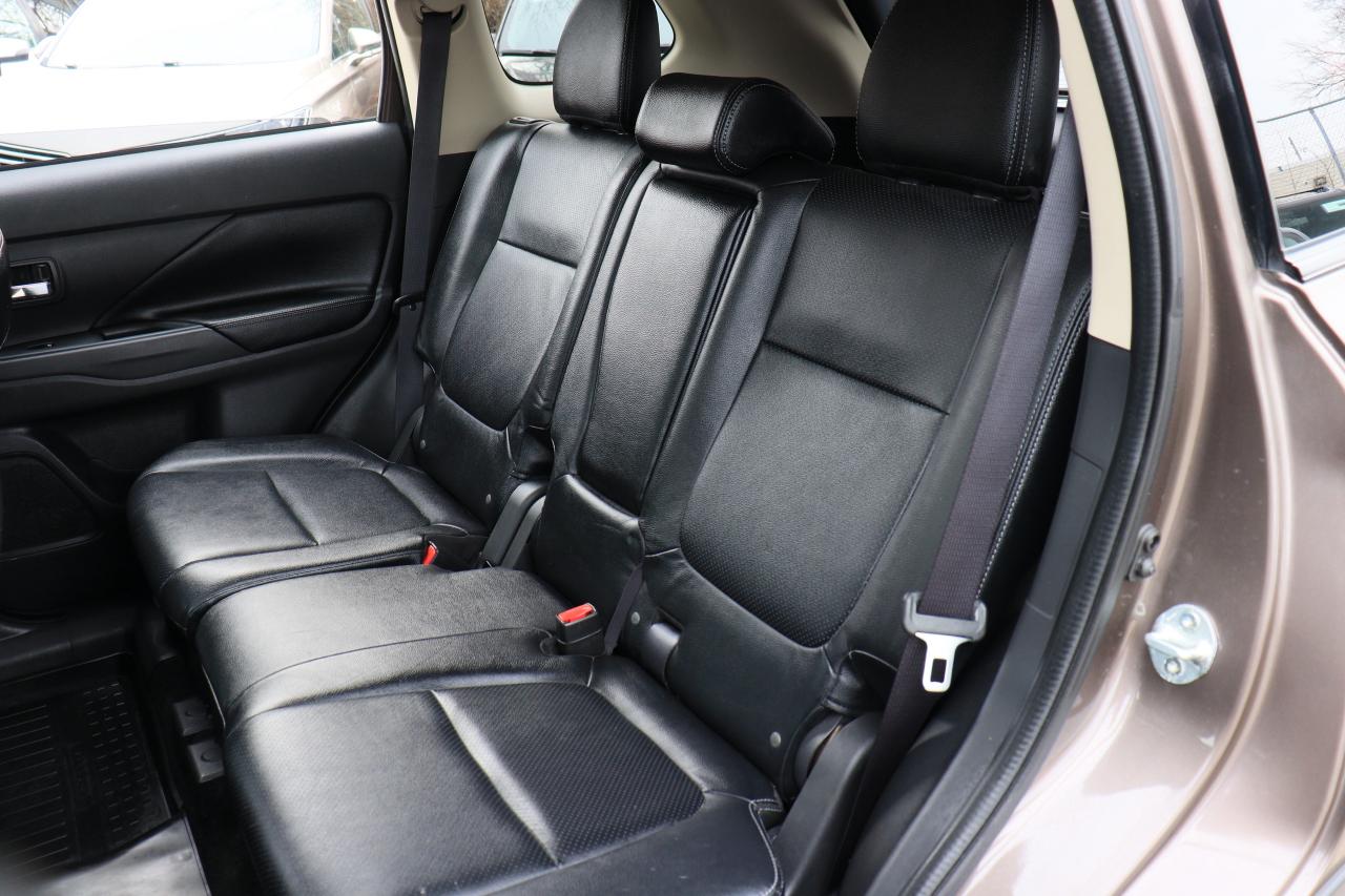 2016 Mitsubishi Outlander ES | AWC | Leather | Sunroof | Reverse Cam & More! Photo
