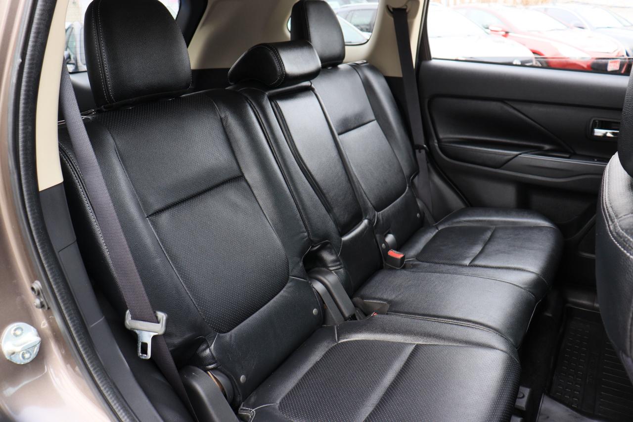 2016 Mitsubishi Outlander ES | AWC | Leather | Sunroof | Reverse Cam & More! Photo