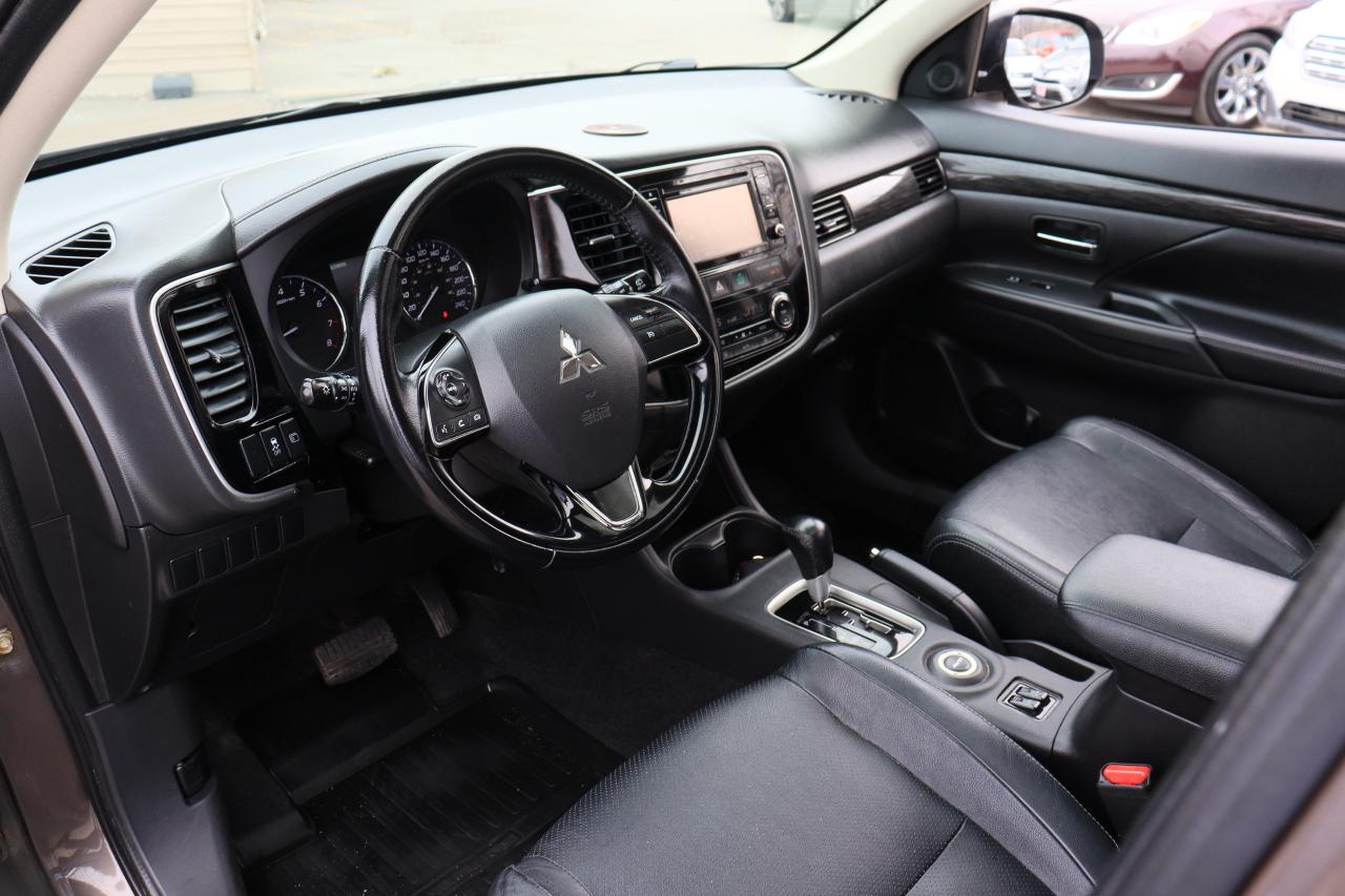 2016 Mitsubishi Outlander ES | AWC | Leather | Sunroof | Reverse Cam & More! Photo