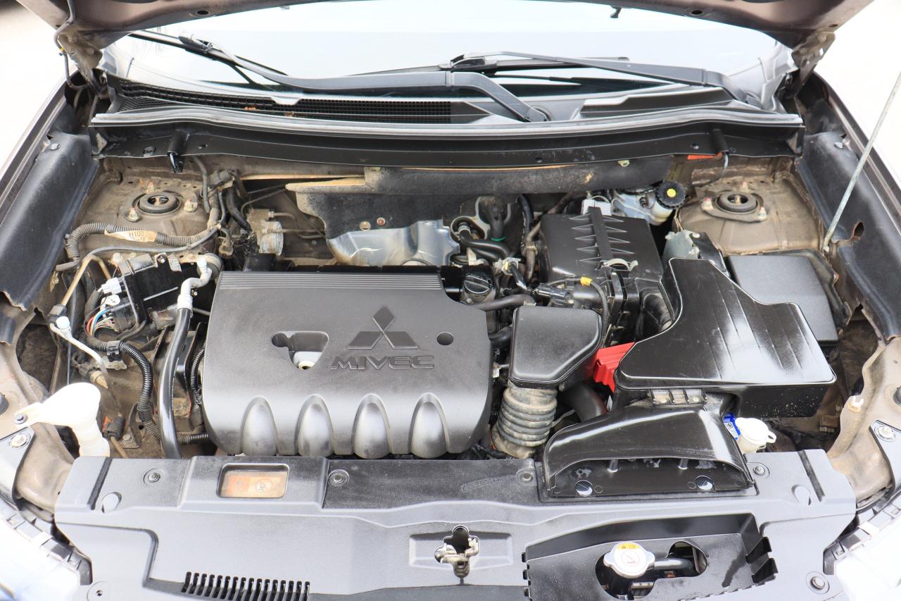 2016 Mitsubishi Outlander ES | AWC | Leather | Sunroof | Reverse Cam & More! Photo