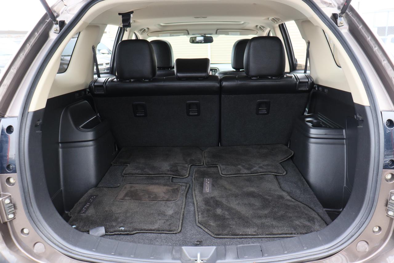 2016 Mitsubishi Outlander ES | AWC | Leather | Sunroof | Reverse Cam & More! Photo