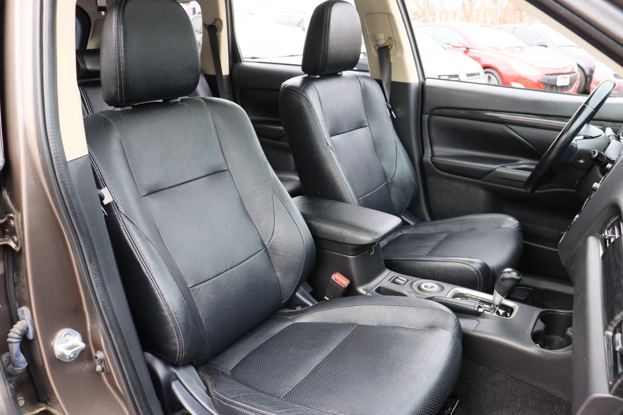 2016 Mitsubishi Outlander ES | AWC | Leather | Sunroof | Reverse Cam & More! Photo
