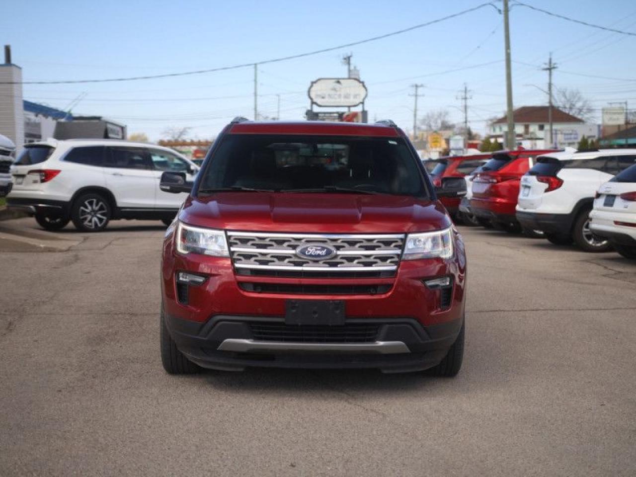 2018 Ford Explorer XLT  **XLT TECH FEATURE BUNDLE - SUNROOF** Photo4