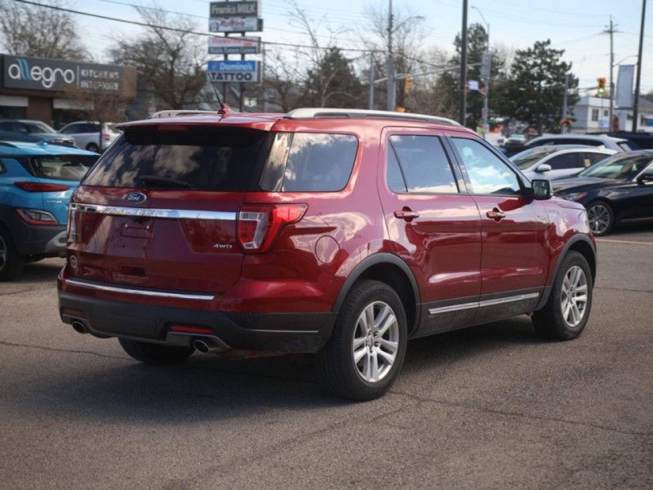 2018 Ford Explorer XLT  **XLT TECH FEATURE BUNDLE - SUNROOF** Photo3