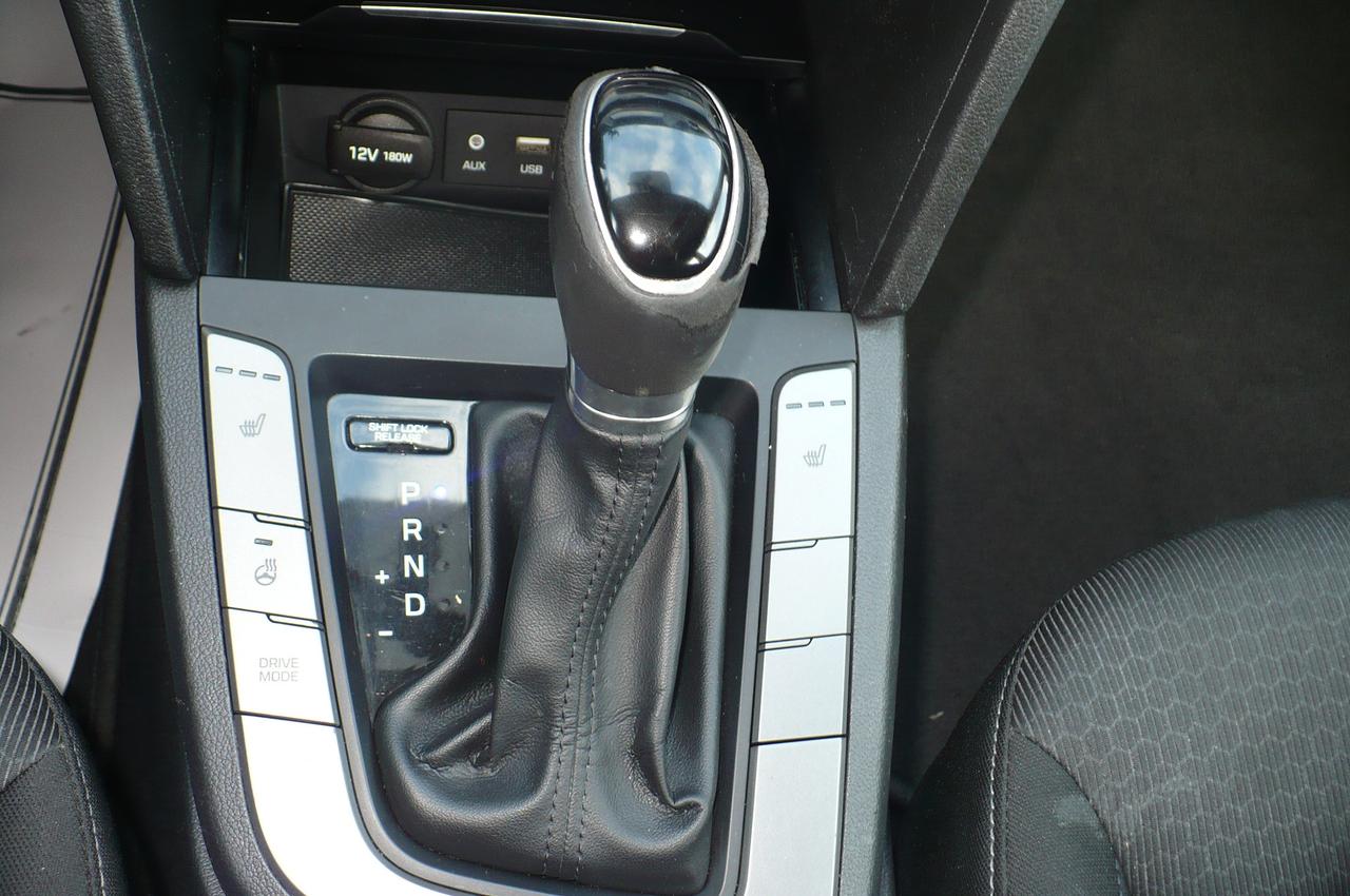 2017 Hyundai Elantra 4dr Sdn Auto GLS Photo