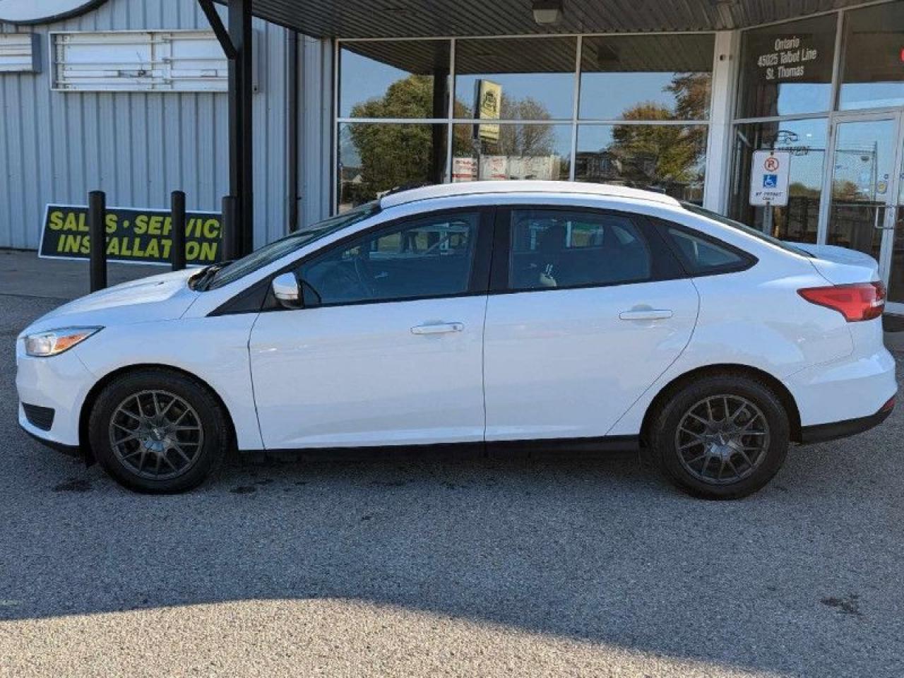 2018 Ford Focus SE  | FUEL EFFICIENT | AFTERMARKET WHEELS | - Photo #4