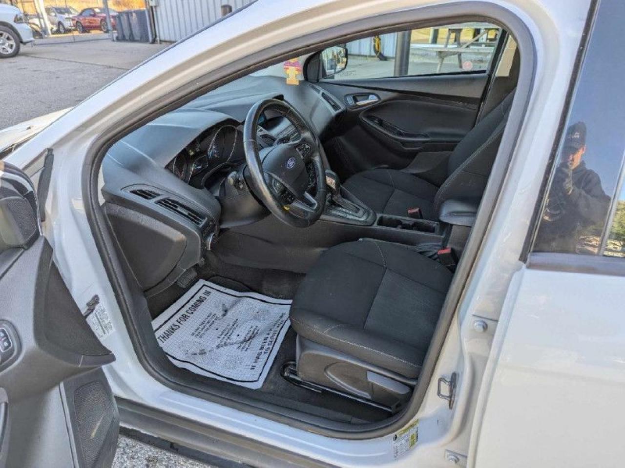 2018 Ford Focus SE  | FUEL EFFICIENT | AFTERMARKET WHEELS | - Photo #14