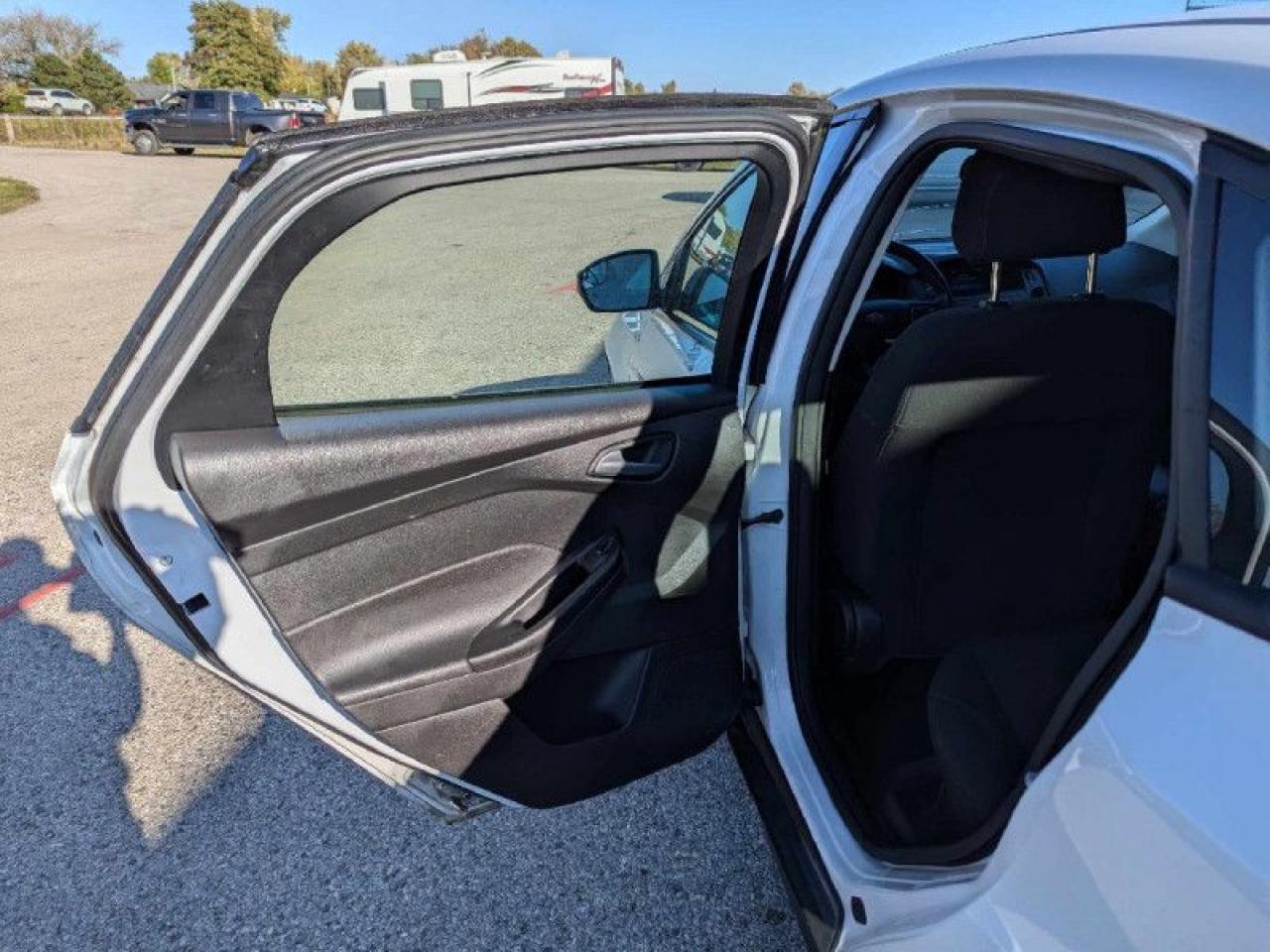 2018 Ford Focus SE  | FUEL EFFICIENT | AFTERMARKET WHEELS | - Photo #16