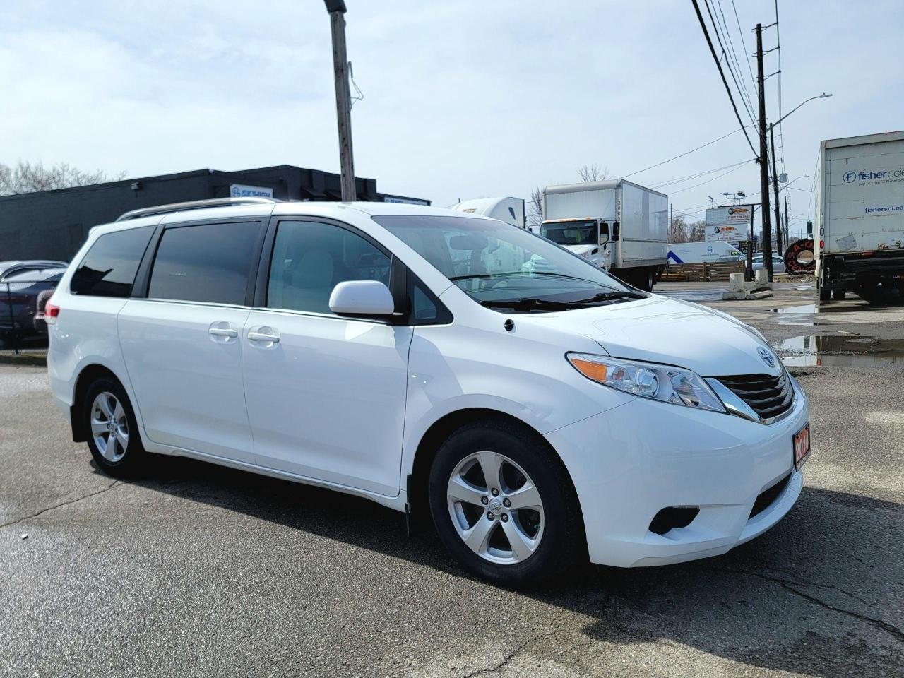 2014 Toyota Sienna LE | 8 PASSENGER Photo2