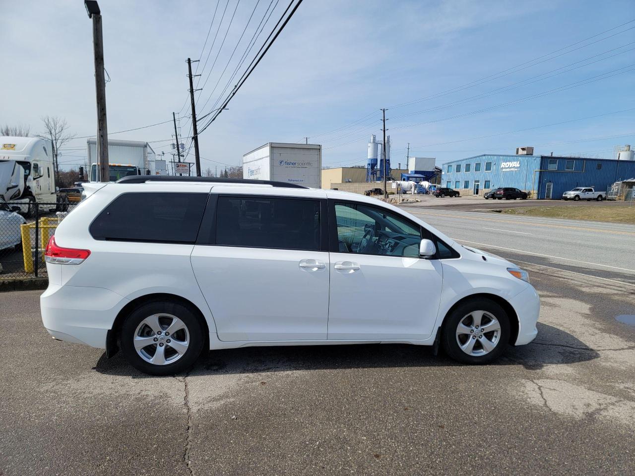 2014 Toyota Sienna LE | 8 PASSENGER Photo3