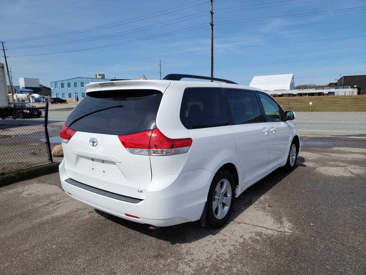 2014 Toyota Sienna LE | 8 PASSENGER Photo4