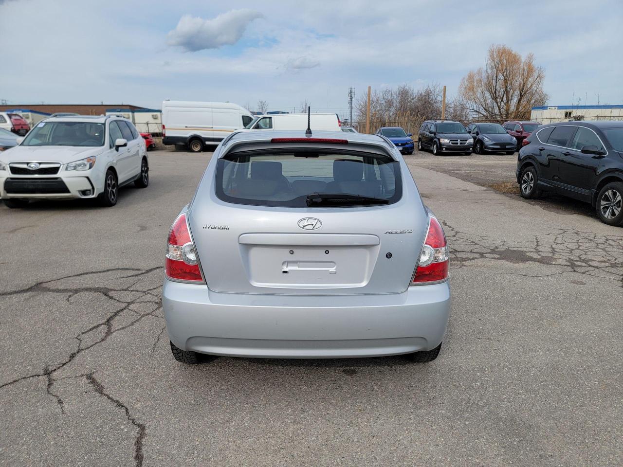2010 Hyundai Accent GL Photo3