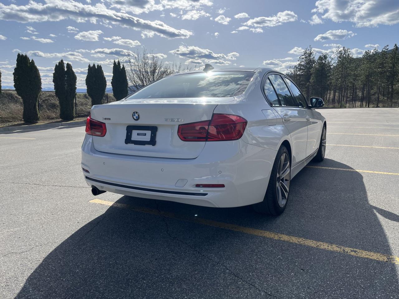 2016 BMW 3 Series 320i xDrive Sedan Photo3