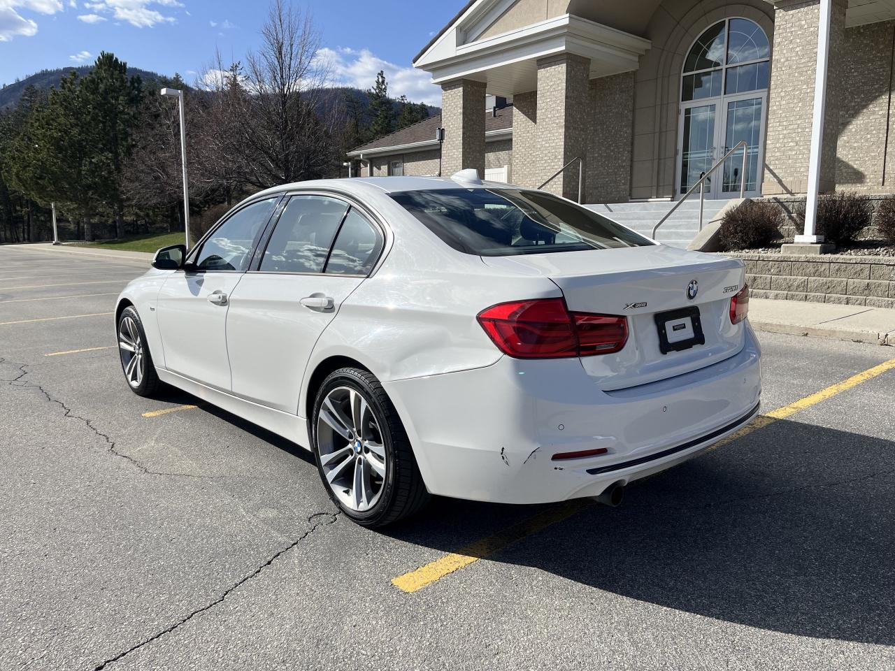 2016 BMW 3 Series 320i xDrive Sedan Photo2