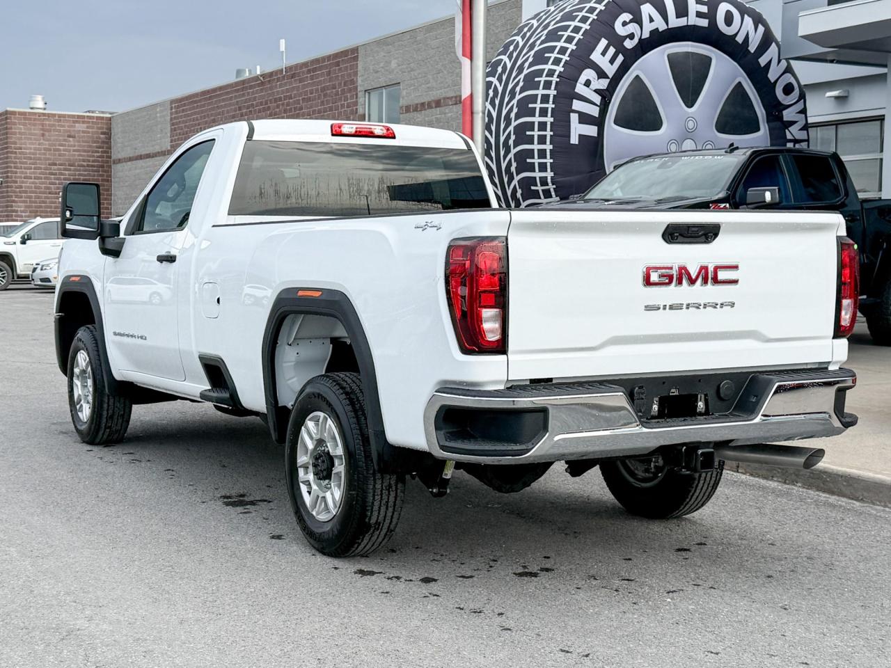 2025 GMC Sierra 2500 HD Pro 6.6L V8 WITH REMOTE ENTRY, HITCH GUIDANCE, HD REAR VISION CAMERA, APPLE CARPLAY AND ANDROID AUTO, SNOW PLOW PREP/CAMPER PACKAGE Photo2