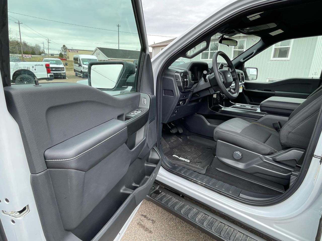 2025 Ford F-150 STX 4WD SuperCrew 5.5' Box Photo5