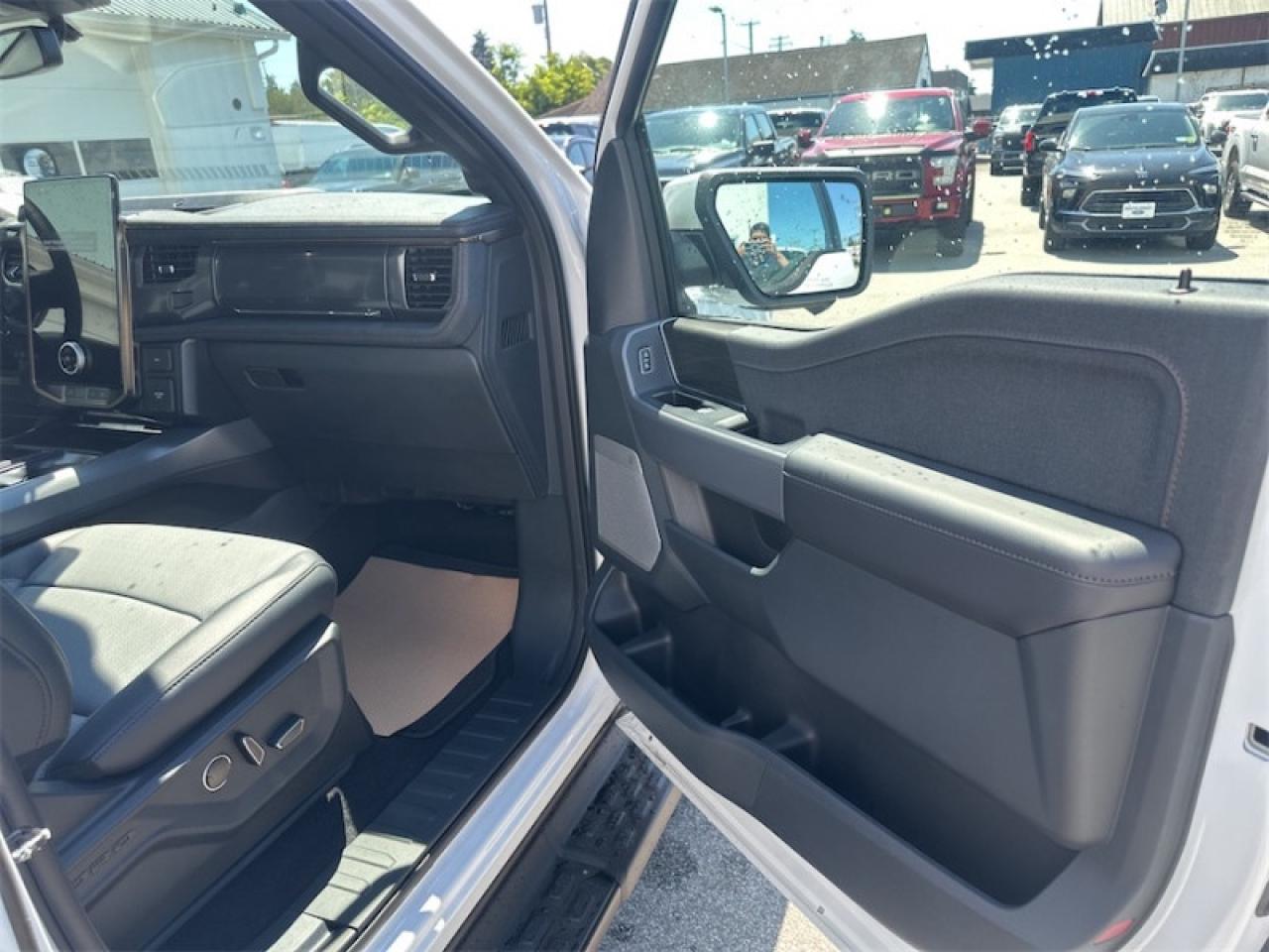2025 Ford F-150 Lightning Lariat Photo5
