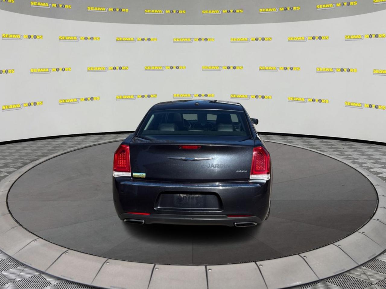2016 Chrysler 300 Touring  - Photo #4