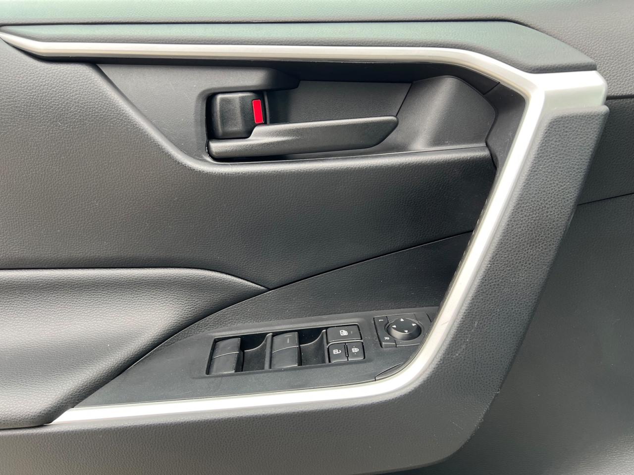 2019 Toyota RAV4 LE Photo