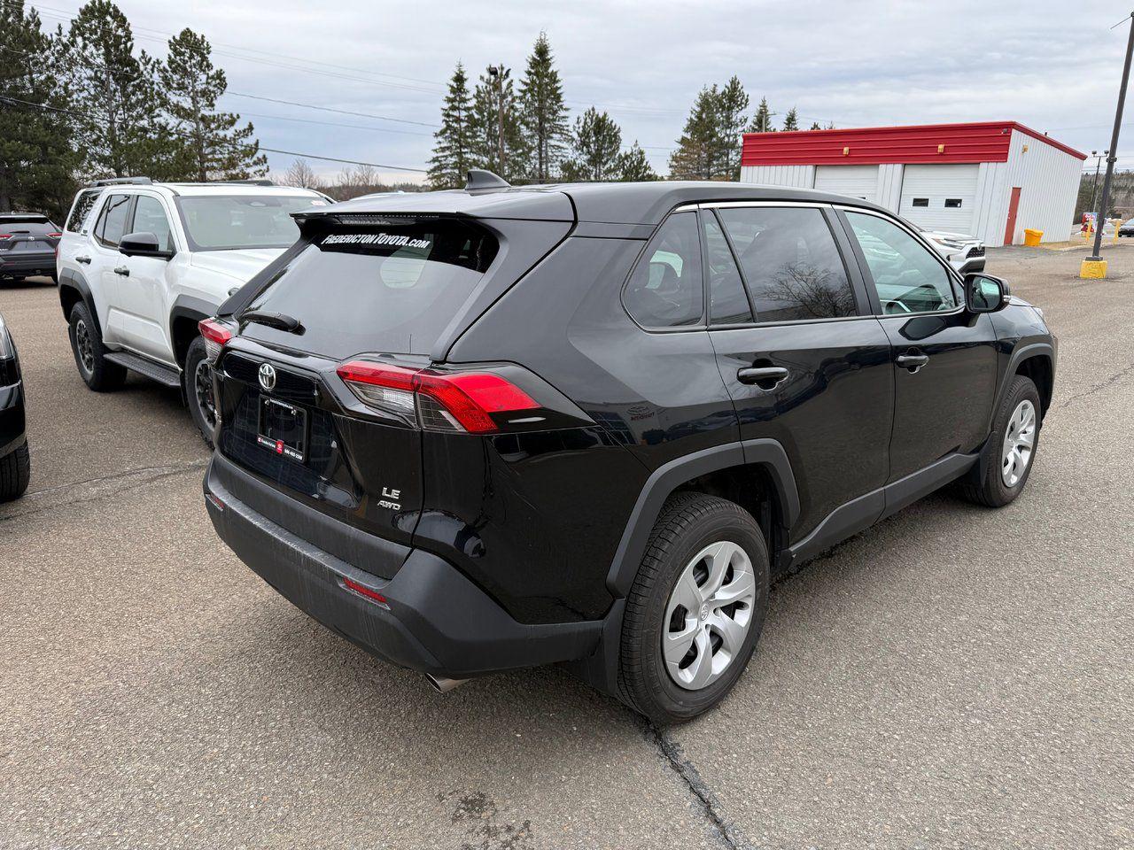 2023 Toyota RAV4 LE Photo4