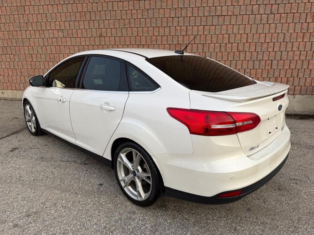 2016 Ford Focus TITANIUM | ONE-OWNER | LEATHER | BACK-UP CAM | NAVI | SUNROOF | PUSH BUTTON START | - Photo #4