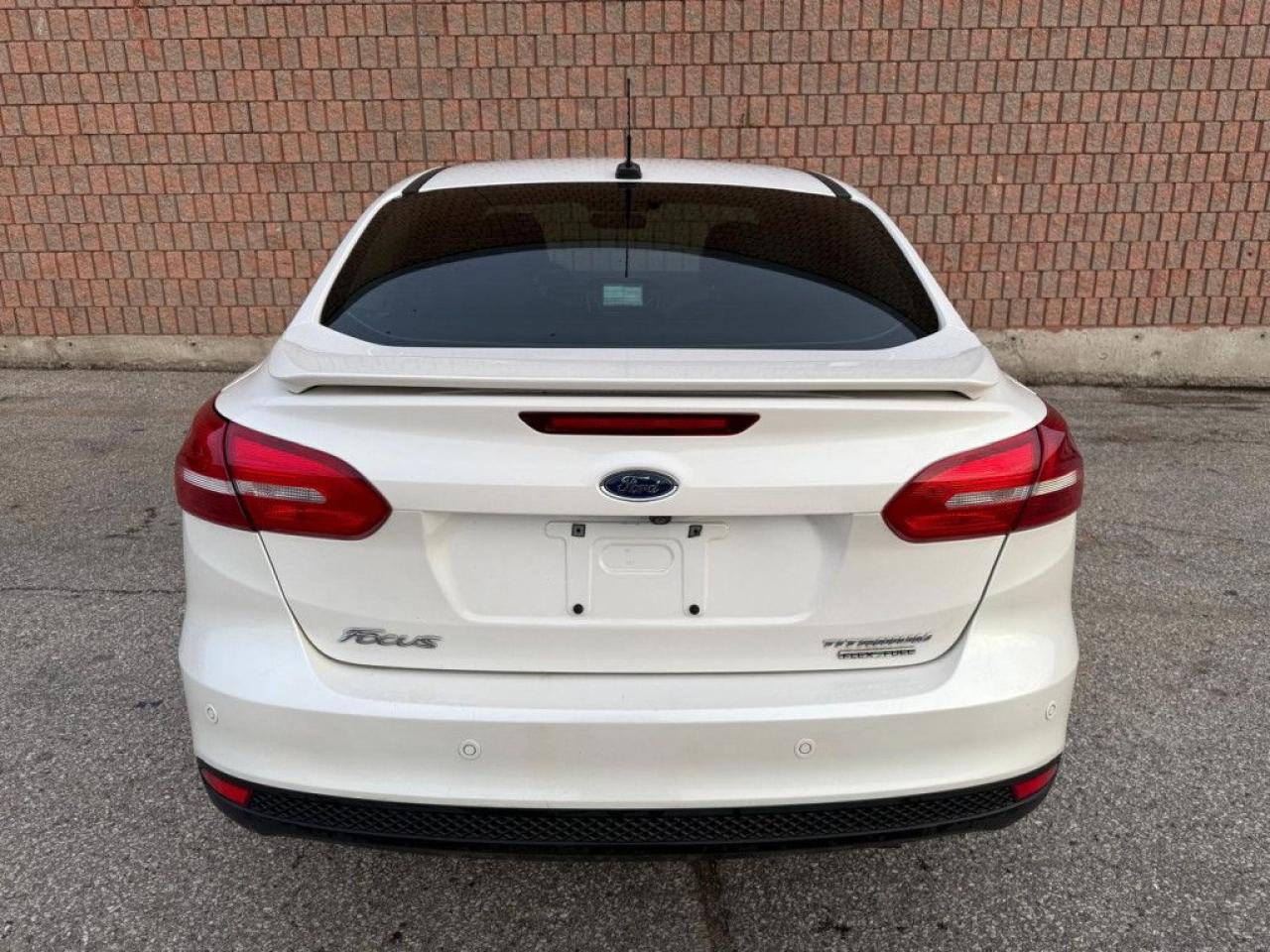 2016 Ford Focus TITANIUM | ONE-OWNER | LEATHER | BACK-UP CAM | NAVI | SUNROOF | PUSH BUTTON START | - Photo #5