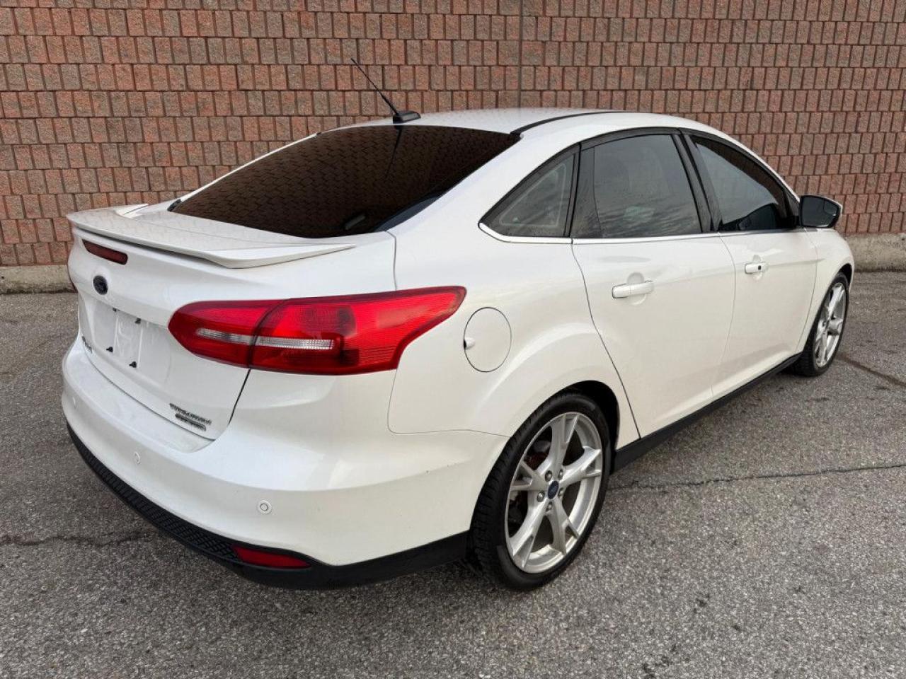 2016 Ford Focus TITANIUM | ONE-OWNER | LEATHER | BACK-UP CAM | NAVI | SUNROOF | PUSH BUTTON START | - Photo #6