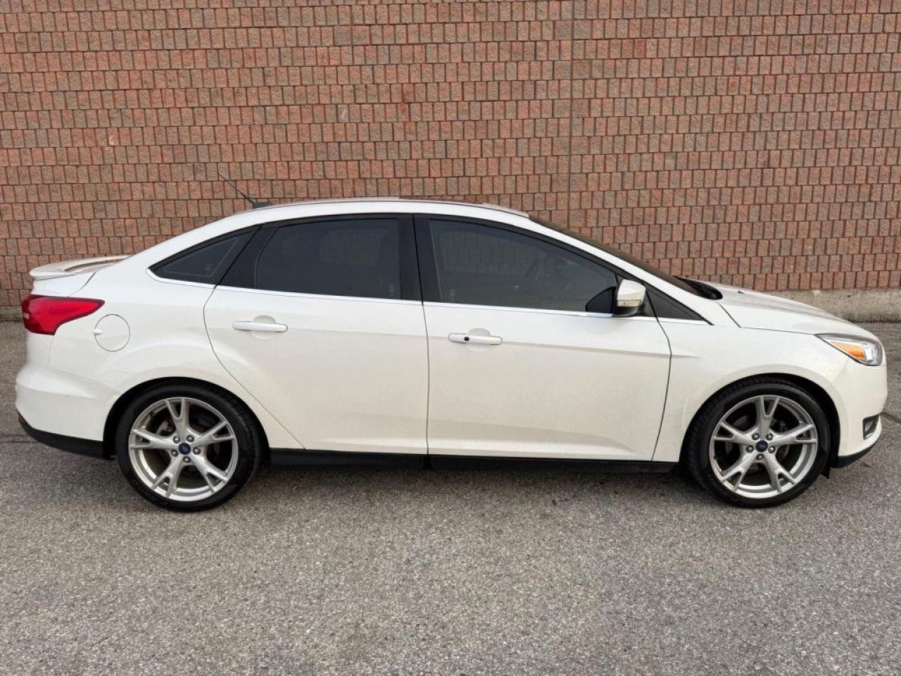 2016 Ford Focus TITANIUM | ONE-OWNER | LEATHER | BACK-UP CAM | NAVI | SUNROOF | PUSH BUTTON START | - Photo #7
