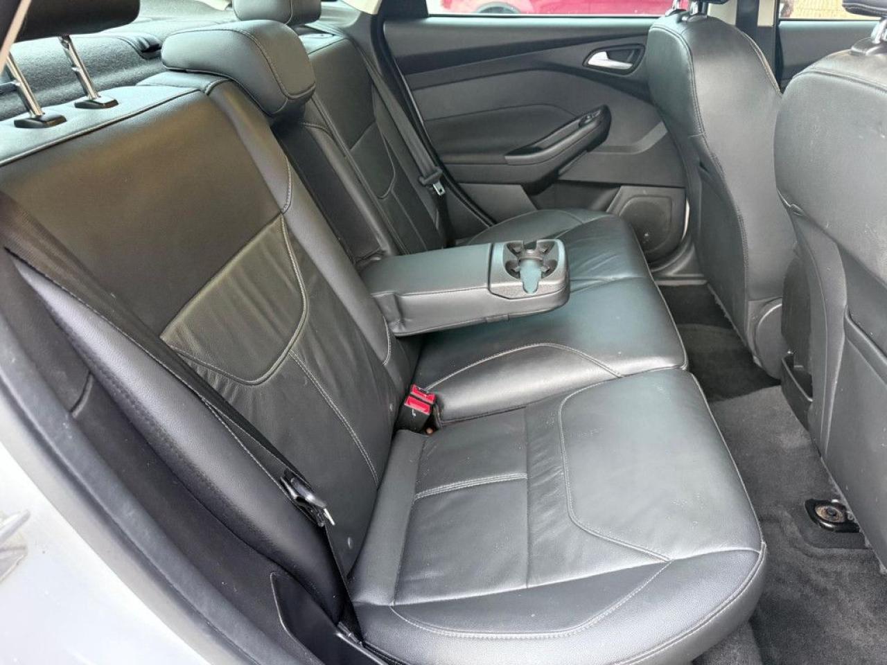 2016 Ford Focus TITANIUM | ONE-OWNER | LEATHER | BACK-UP CAM | NAVI | SUNROOF | PUSH BUTTON START | - Photo #19