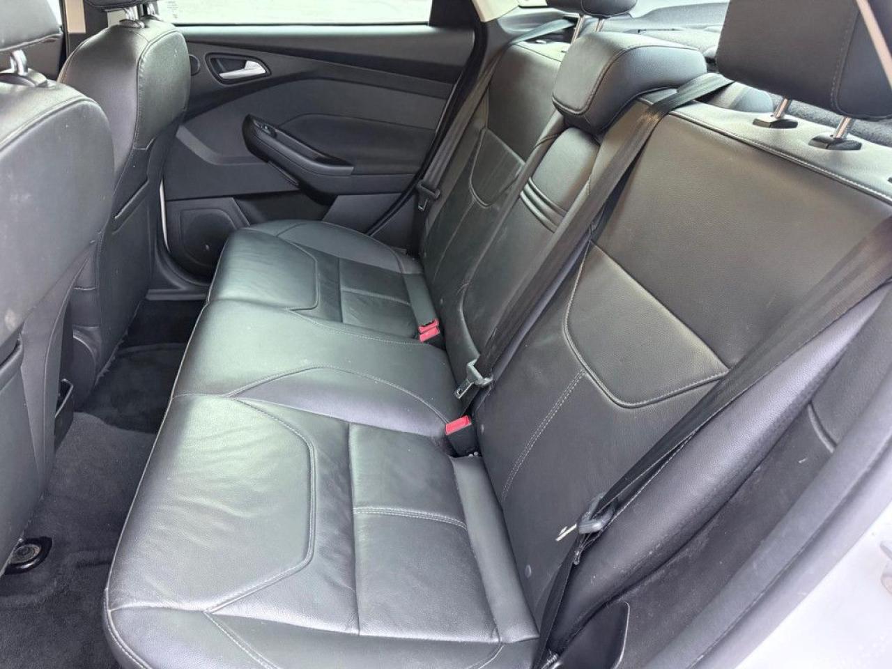 2016 Ford Focus TITANIUM | ONE-OWNER | LEATHER | BACK-UP CAM | NAVI | SUNROOF | PUSH BUTTON START | - Photo #17