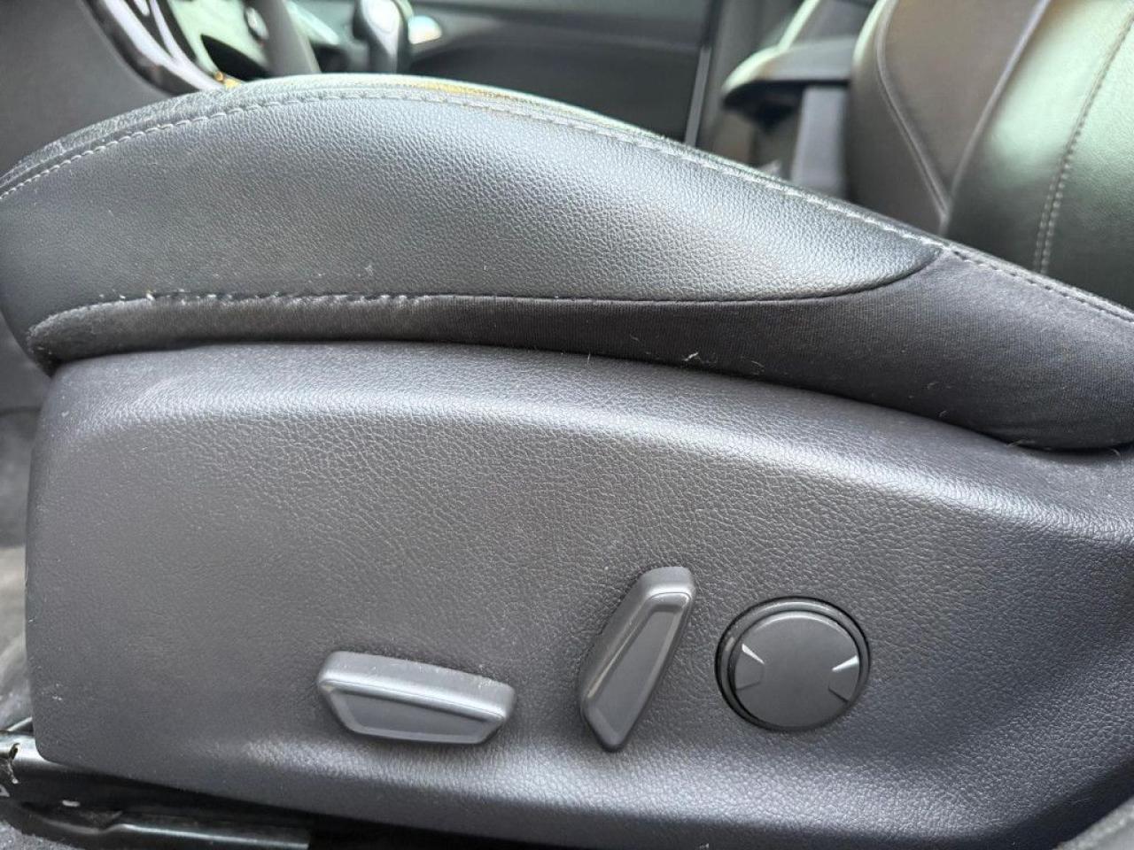 2016 Ford Focus TITANIUM | ONE-OWNER | LEATHER | BACK-UP CAM | NAVI | SUNROOF | PUSH BUTTON START | - Photo #32