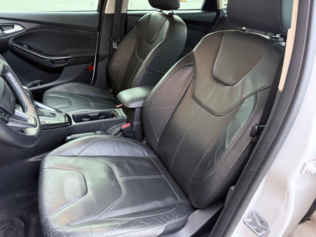 2016 Ford Focus TITANIUM | ONE-OWNER | LEATHER | BACK-UP CAM | NAVI | SUNROOF | PUSH BUTTON START | - Photo #16