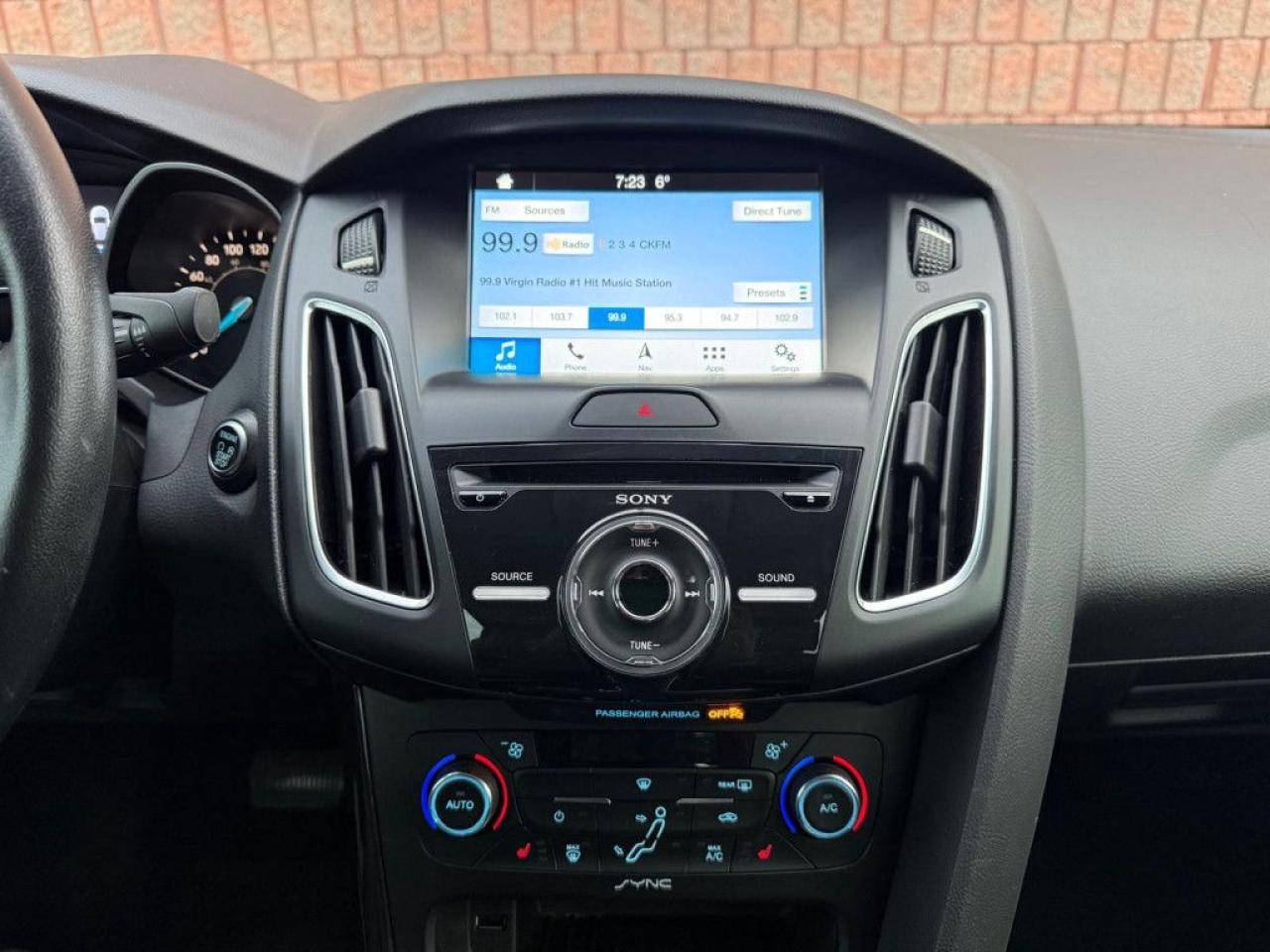 2016 Ford Focus TITANIUM | ONE-OWNER | LEATHER | BACK-UP CAM | NAVI | SUNROOF | PUSH BUTTON START | - Photo #26