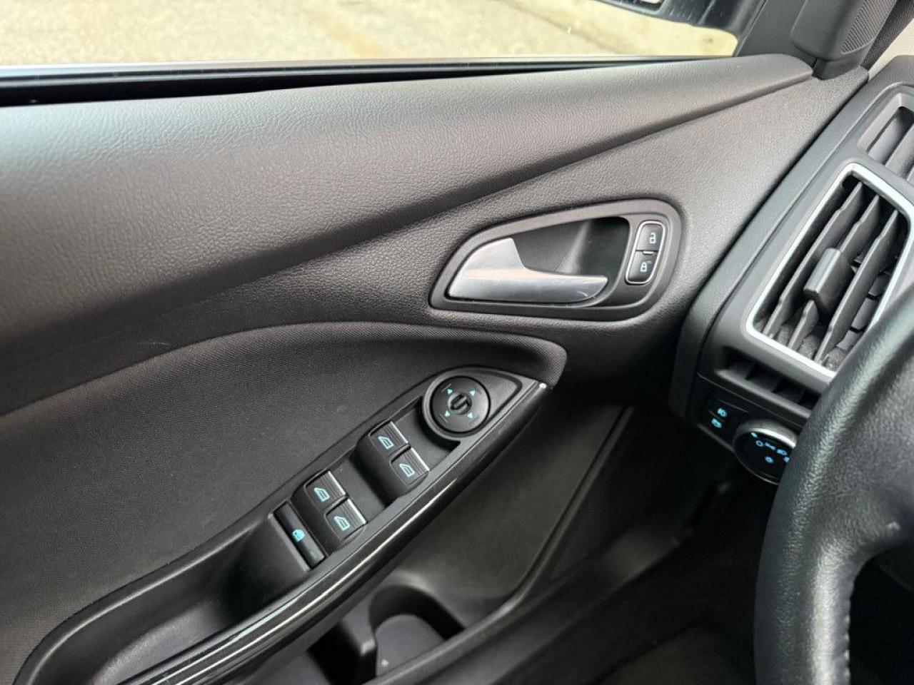 2016 Ford Focus TITANIUM | ONE-OWNER | LEATHER | BACK-UP CAM | NAVI | SUNROOF | PUSH BUTTON START | - Photo #34