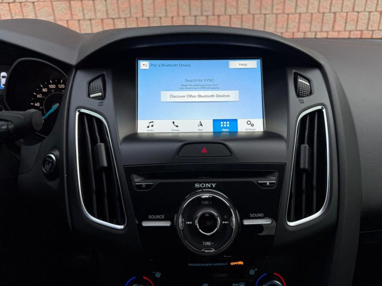 2016 Ford Focus TITANIUM | ONE-OWNER | LEATHER | BACK-UP CAM | NAVI | SUNROOF | PUSH BUTTON START | - Photo #25