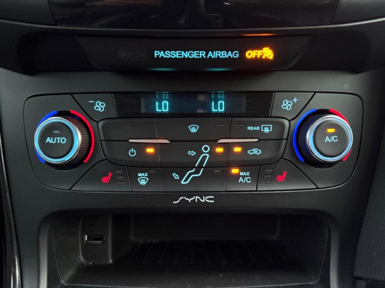 2016 Ford Focus TITANIUM | ONE-OWNER | LEATHER | BACK-UP CAM | NAVI | SUNROOF | PUSH BUTTON START | - Photo #30