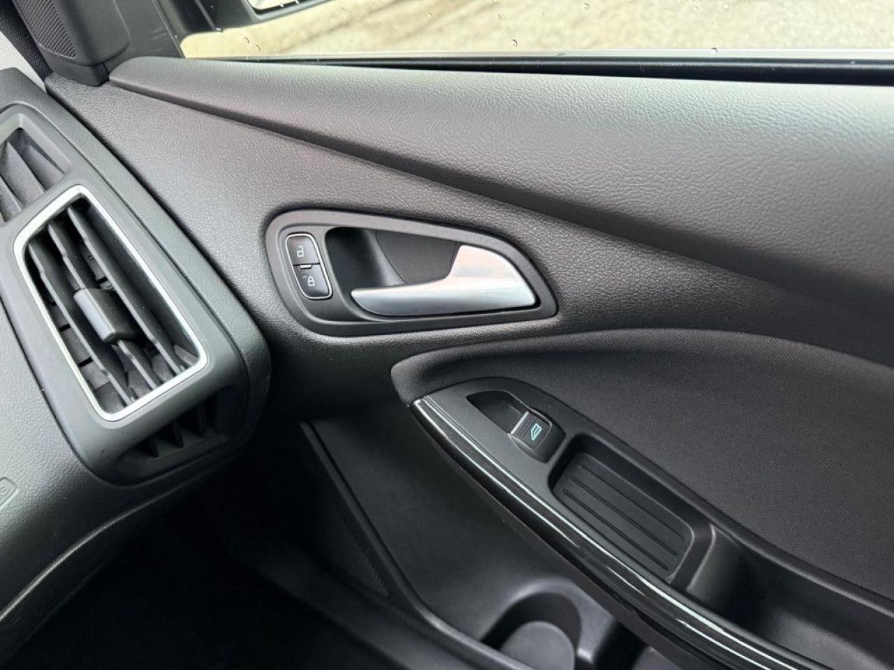 2016 Ford Focus TITANIUM | ONE-OWNER | LEATHER | BACK-UP CAM | NAVI | SUNROOF | PUSH BUTTON START | - Photo #35