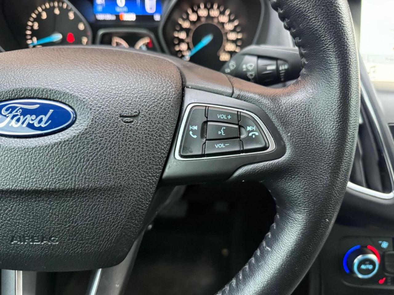 2016 Ford Focus TITANIUM | ONE-OWNER | LEATHER | BACK-UP CAM | NAVI | SUNROOF | PUSH BUTTON START | - Photo #23