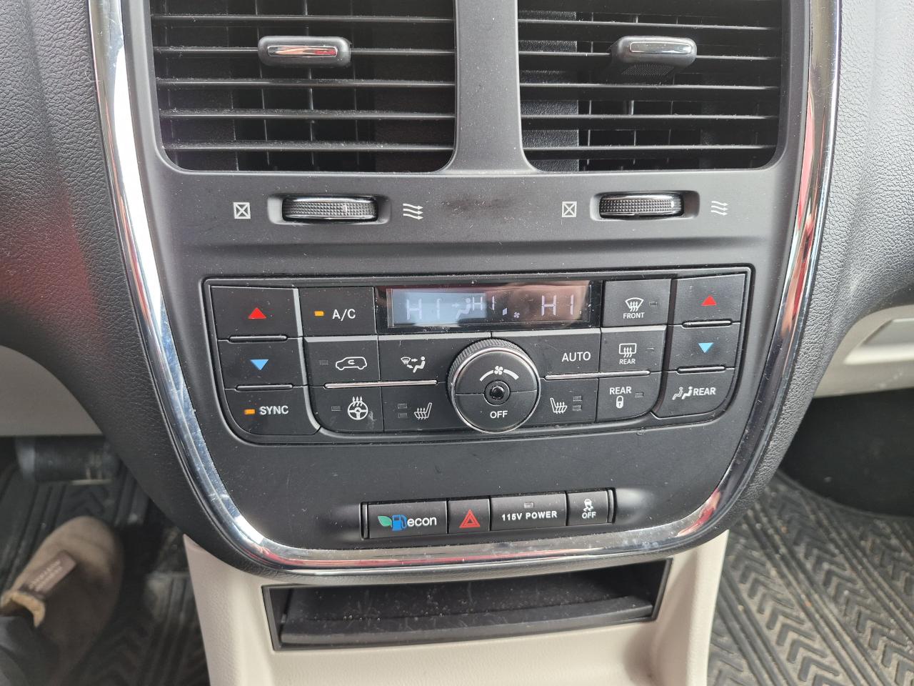 2016 Dodge Grand Caravan Crew Photo10