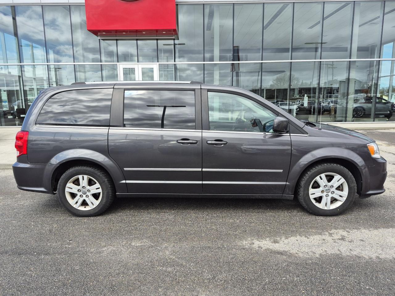 2016 Dodge Grand Caravan Crew Photo5