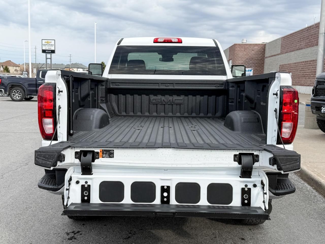 2025 GMC Sierra 3500 HD SLE 6.6L V8 DURAMAX WITH REMOTE START/ENTRY, HEATED SEATS, HEATED STEERING WHEEL, CRUISE CONTROL, VINYL FLOORING, HD REAR VISION CAMERA, APPLE CARPLAY AND ANDROID AUTO Photo4