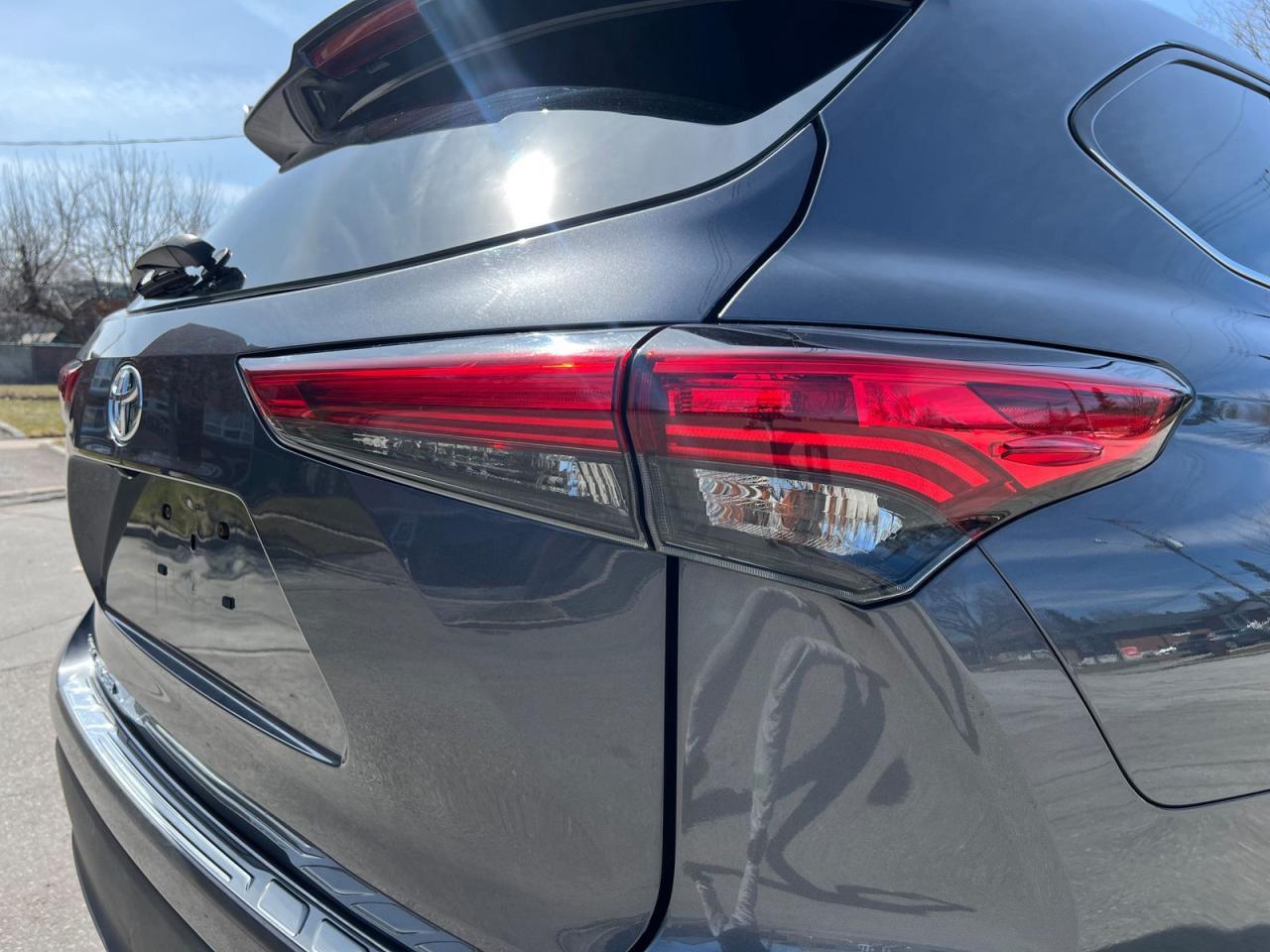 2020 Toyota Highlander L - Photo #9